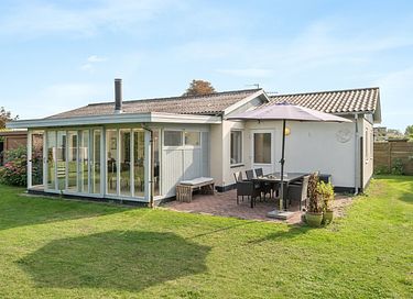 Feriehus ved havet med en hyggelig terrasse