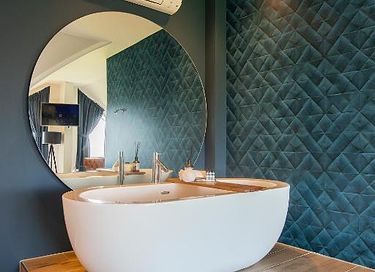 Luxury hotel room with bathtub on Texel - 5