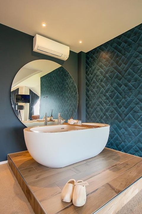 Luxury hotel room with bathtub on Texel - 5