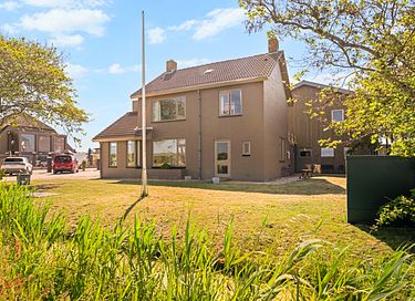 Hyggeligt familiehus med sengekasse og boldbassin