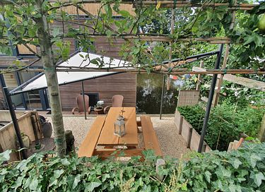 Modern design houseboat in quiet area - 16