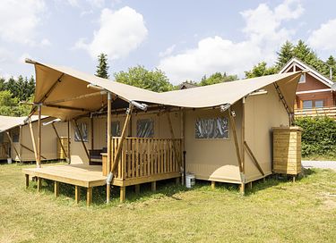 Tente de luxe sur un camping familial confortable