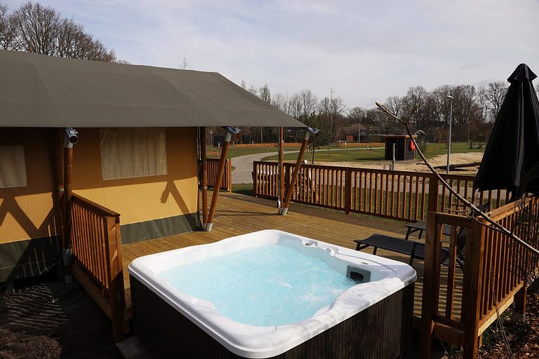 Safarizelt mit Jacuzzi in schönem Ferienpark - 1
