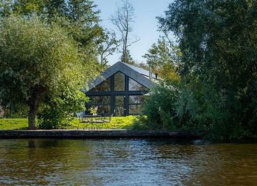 Waterfront holiday home (dog allowed)