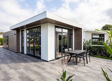 Modern vakantiehuis aan een recreatiemeer