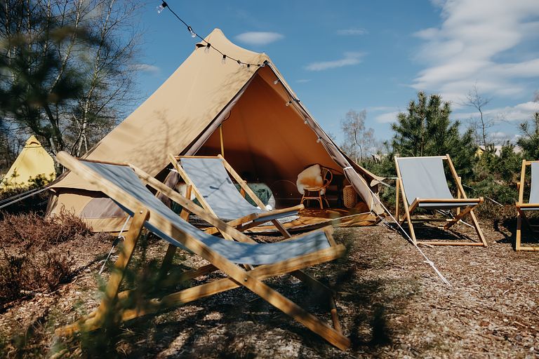 Festival-achtige sfeer op een pop-up camping - 1