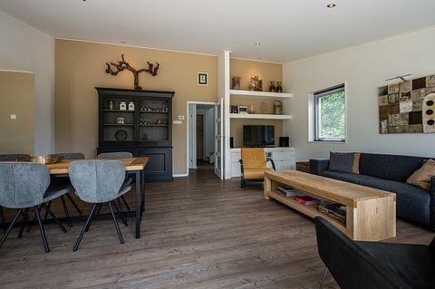 Detached villa with fenced garden - 5