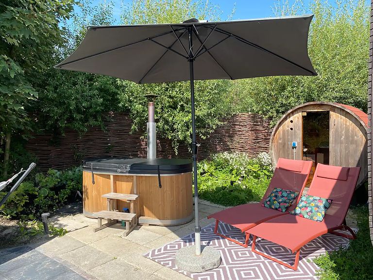 Maison enveloppante de bien-être avec sauna et bain à remous - 1