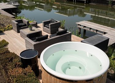 Vacation home (4p) with hot tub by the water - 2