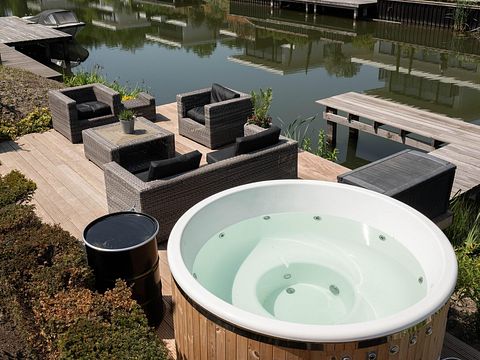Vacation home (4p) with hot tub by the water - 2