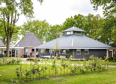 Houten lodge in Friesland met privé wellness - 11