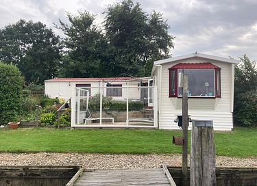 Cozy chalet right on the water - 2
