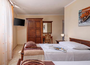 Large villa with private pool and spacious garden - 29