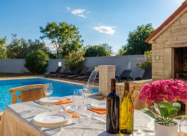 Group accommodation with private pool - 44
