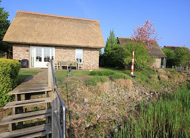 Pet-friendly villa on waterfront - 15