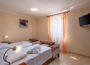Large villa with private pool and spacious garden - 23