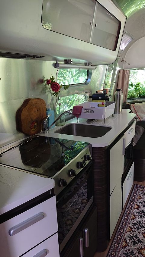 Authentieke Airstream caravan in het bos - 4