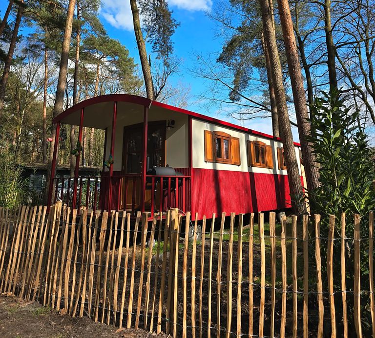 Cute shepherds hut with private hot tub in nature - 1