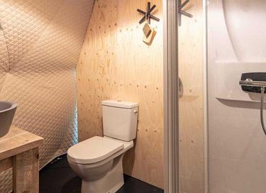 Glamping tent with unique bathtub - 9