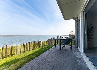Appartement met terras aan het water