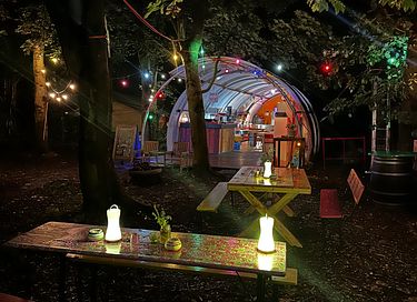 Yourte colorée dans un camping écologique à Groningue - 15