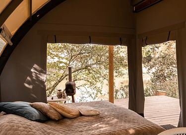 Luxuriöse Glampingzelt mit Badefass am Wasser - 6