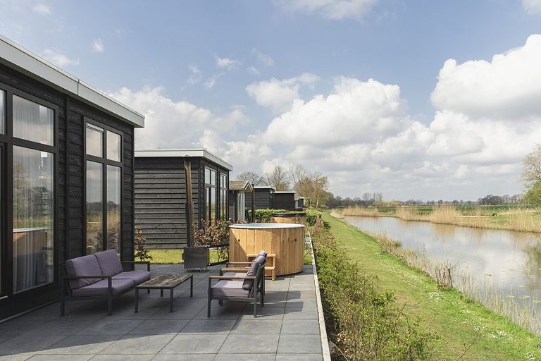 Belle cabane au bord de l'eau avec jacuzzi - 1