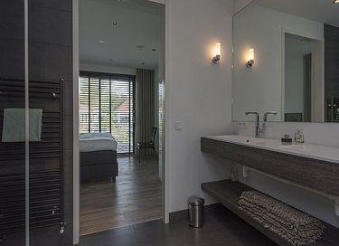 Luxury waterfront villa with garden - 20