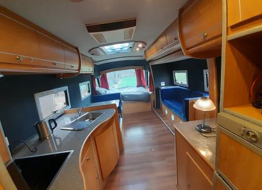 Sleeping in a vintage camper with hot tub - 13
