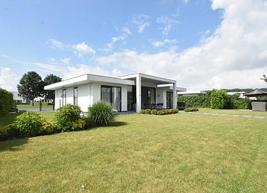 Stimmungsvolle Villa im Park mit Golfplatz