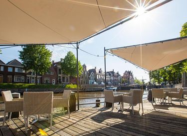 Hotel aan de gracht in historisch Dokkum - 4