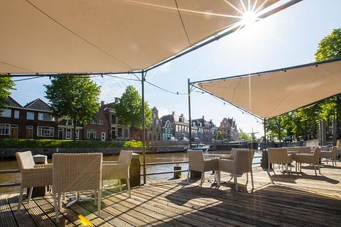Hotel aan de gracht in historisch Dokkum - 4