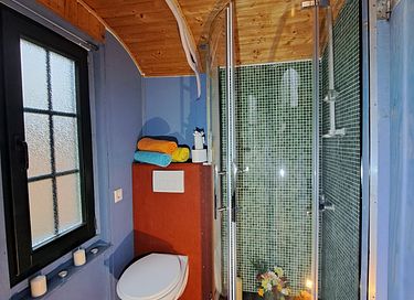 tiny house colorée dans le verger - 20