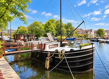 Een verborgen woonboot in hartje Amsterdam