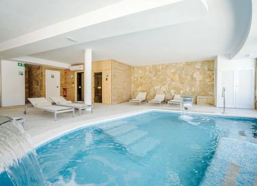 Luxury apartment with hot tub by the sea - 52
