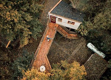 L'arbre a cabane avec un balcon dans un environnement naturel - 29