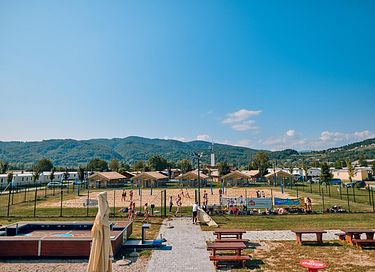 Tente safari sur un camping avec de nombreuses piscines - 28