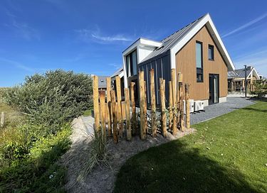 Spacious villa with sauna and hot tub on Texel