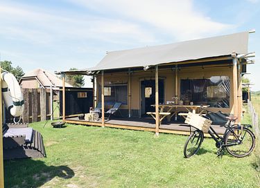 Geräumiges Glamping-Zelt mit Dusche an der Küste