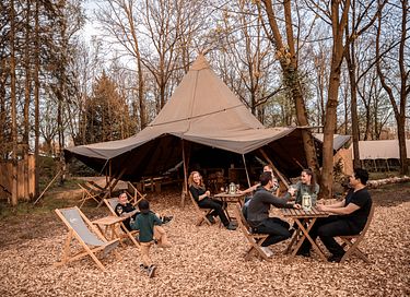 Familietent op camping in levendige omgeving - 13