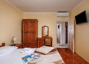 Large villa with private pool and spacious garden - 33