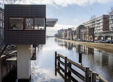 Uniek slapen boven het water in Amsterdam