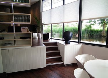 Belle péniche au design contemporain - 11