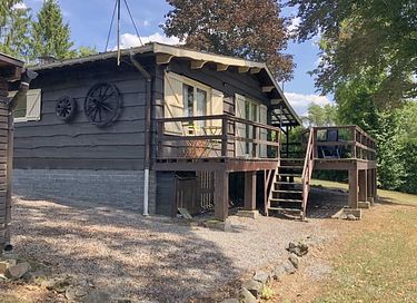 Chalet en bois au milieu de la forêt - 2