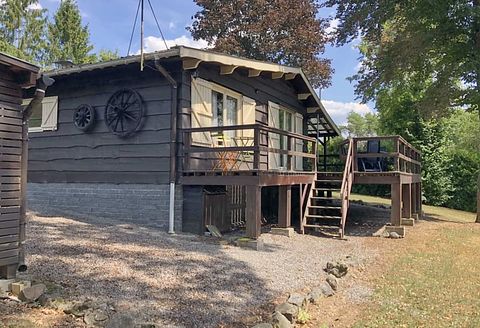 Chalet en bois au milieu de la forêt - 2