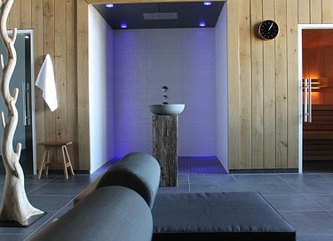 Luxury hotel room with bathtub on Texel - 17