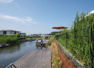 Luxe villa aan het water met omheinde tuin - 16