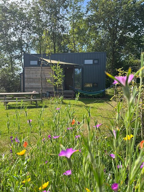 Kleines Haus auf Rädern in der Landschaft  - 4