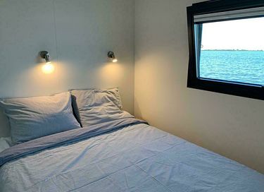 Moderne houseboot aan het Sneekermeer - 9
