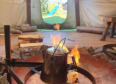 Tipi tent in een natuurlijke omgeving - 3